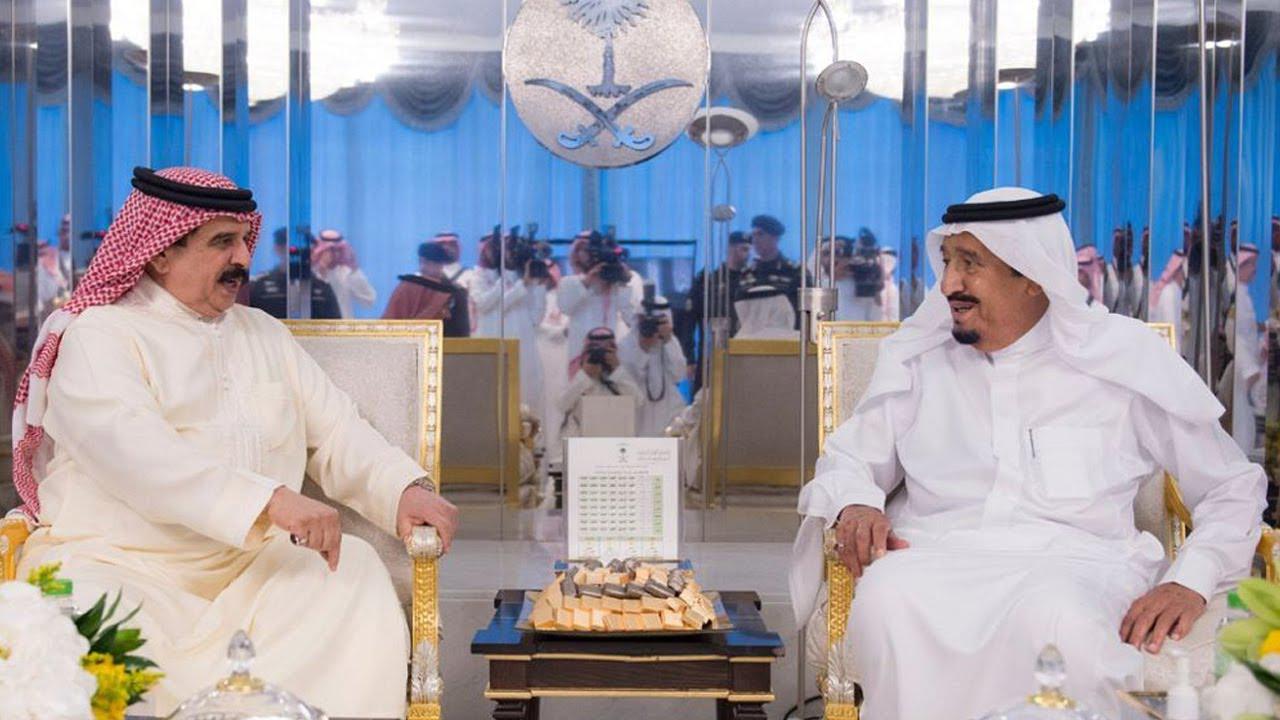 العاهل السعودي الملك سلمان بن عبدالعزيز في لقاء سابق مع عاهل البحرين الملك حمد بن عيسى
