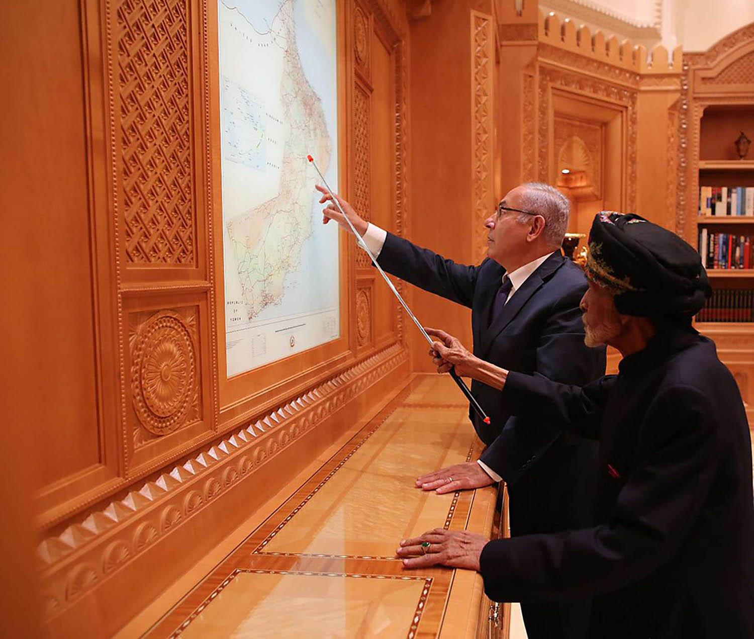 السلطان قابوس برفقة رئيس الوزراء الاسرائيلي بنيامين نتانياهو
