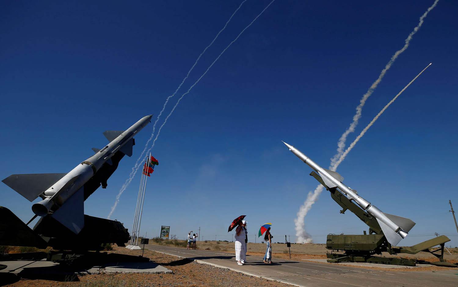 إطلاق صواريخ أس 300 في عرض عسكري يشمل صواريخ أس2 القديمة
