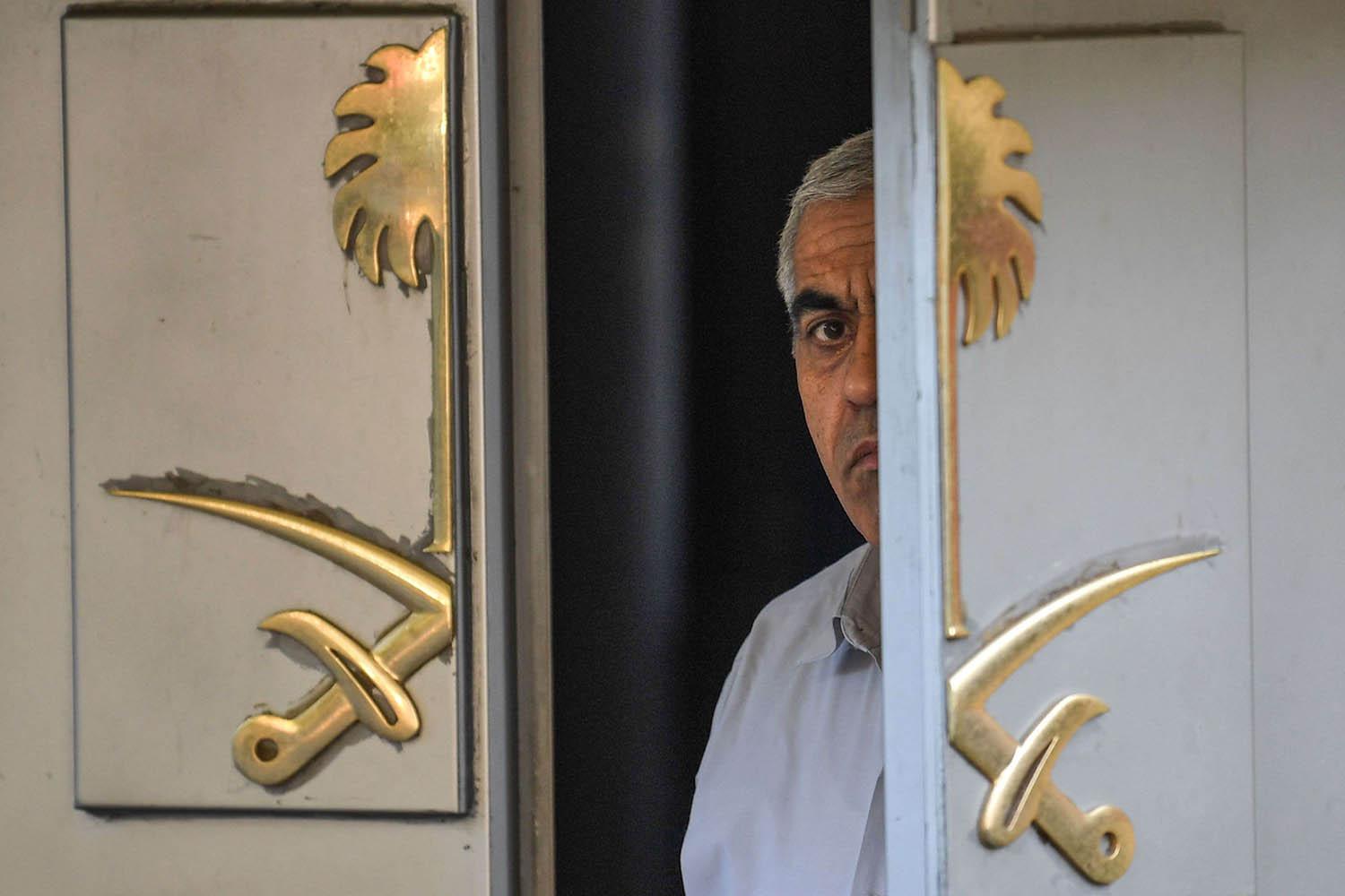 موظف عند بوابة القنصلية السعودية في اسطنبول