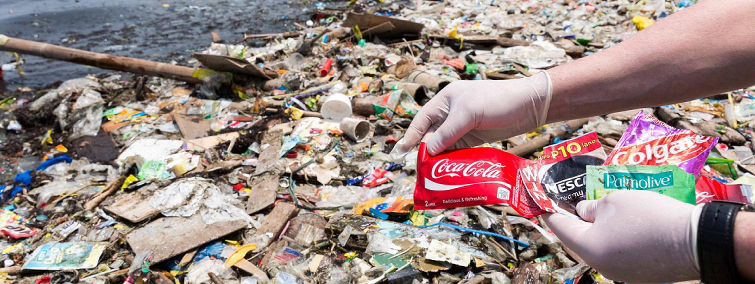 مخلفات لقوارير بلاستيكية تحكل علامة كوكا كولا على شاطئ