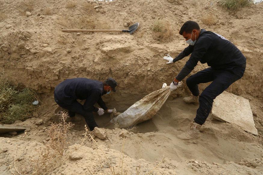 فريق تابع لمجلس الرقة يقوم باستخراج جثث من مقابر جماعية