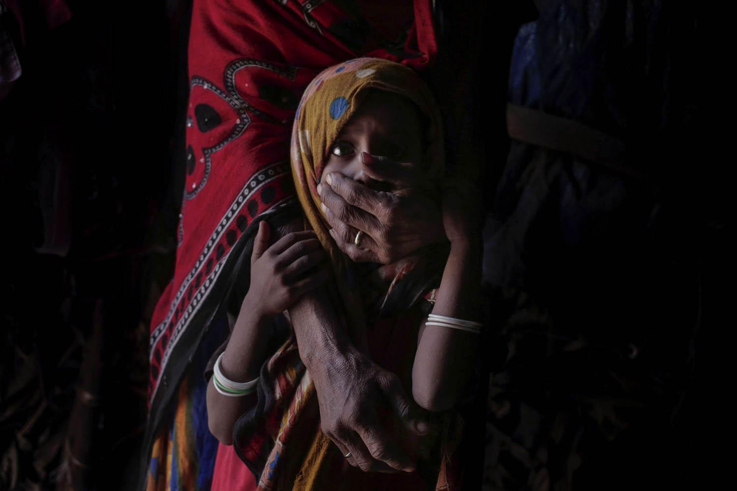 الأم هاجر يحيى وأطفالها الثمانية، ومنهم أوصاف، يعانون من سوء مزمن في التغذية