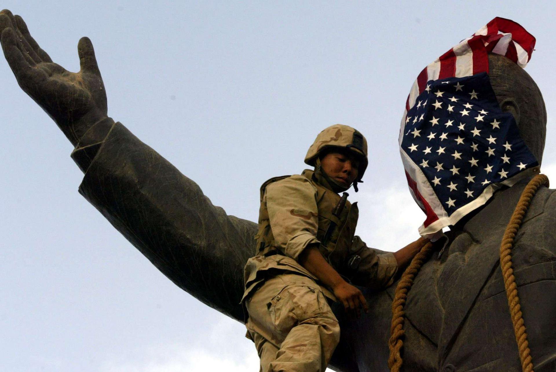 جندي أميركي أثناء إسقاط تمثال صدام حسين