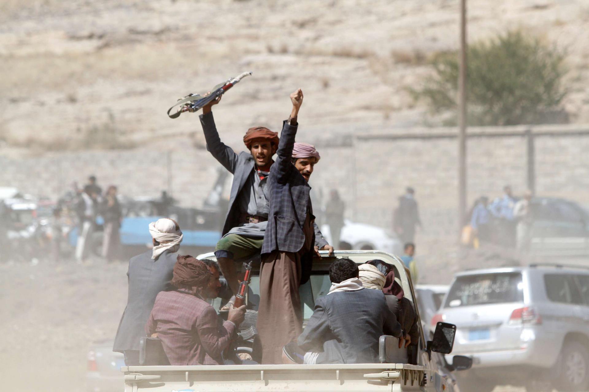 الحوثيون يناورون باستعداد للسلام فيما يحشدون عسكريا لاستمرار القتال