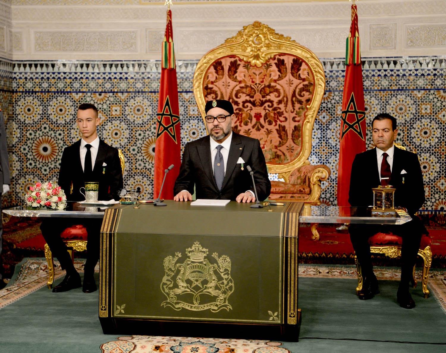 العاهل المغربي محمد السادس مع ولي العهد الأمير مولاي الحسن والأمير مولاي رشيد