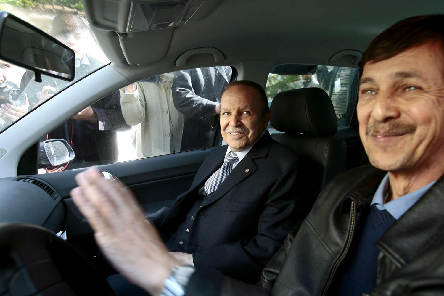 الرئيس الجزائري عبدالعزيز بوتفليقة بصحبة شقيقه سعيد