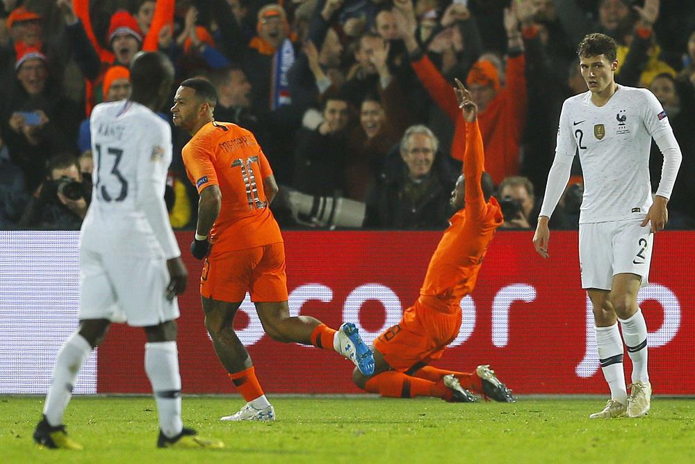 لاعبو هولندا يحتقلون بالهدف الثاني في الشباك الفرنسية