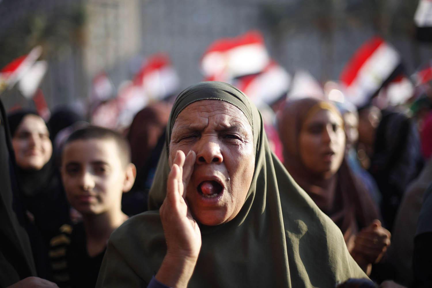 مصرية تحتفل بفوز محمد مرسي بالرئاسة في مصر عام 2012
