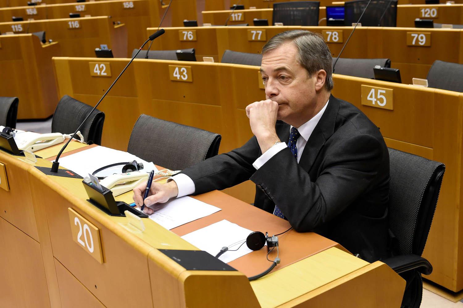 نايجل فاراج أكبر الداعين إلى الانفصال عن أوروبا على مقعده في البرلمان الأوروبي
