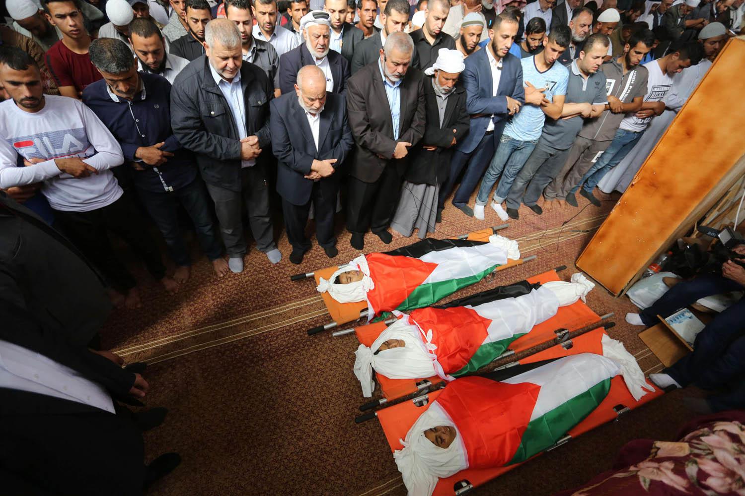 زعيم حماس إسماعيل هنية يحضر جنازة فلسطينيين قتلوا على الحدود مع إسرائيل