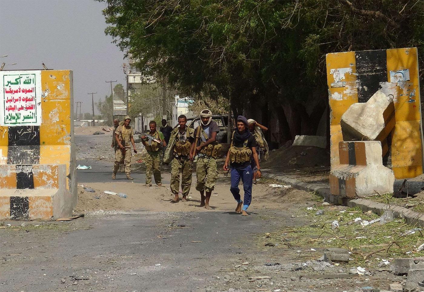Yemeni pro-government forces gather on the eastern outskirts of Hodeidah