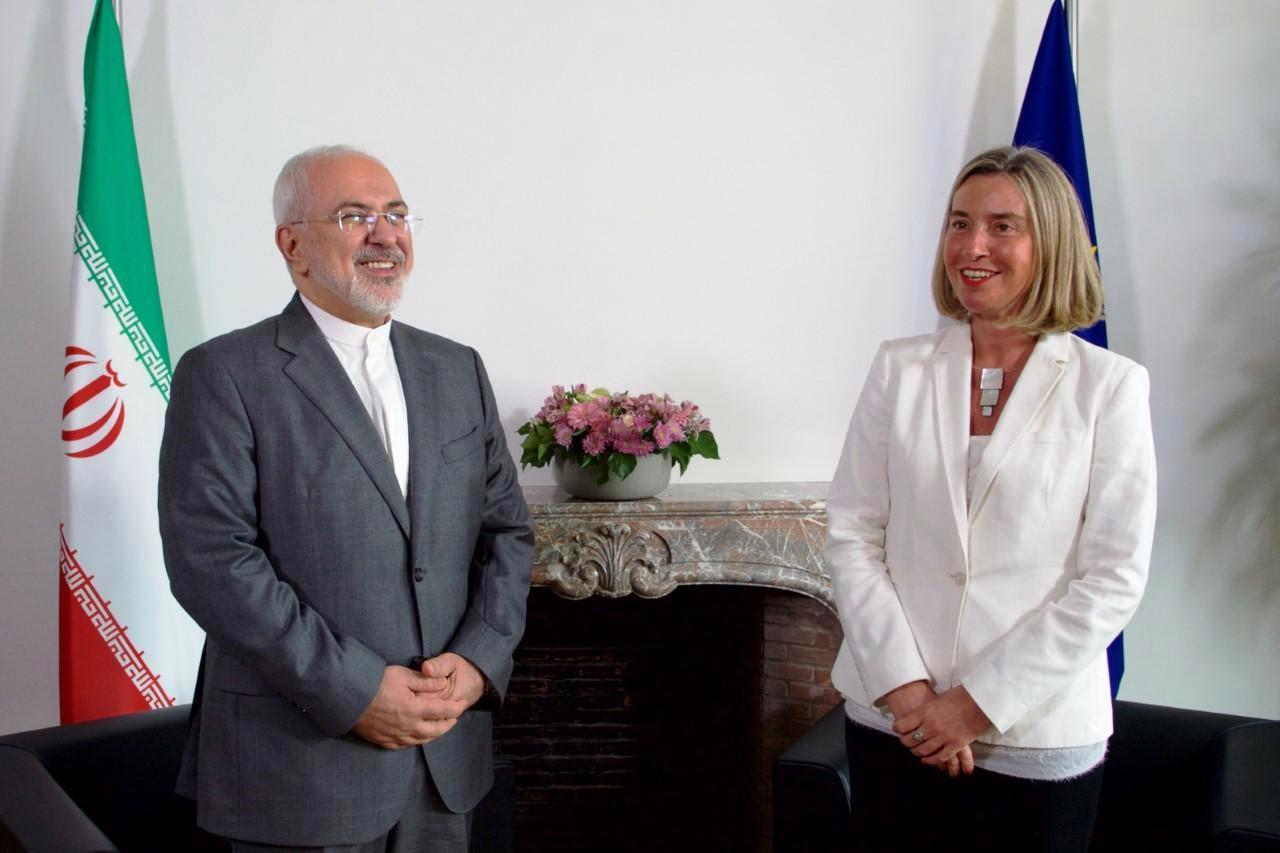 مفوضة السياسة الخارجية بالاتحاد الأوروبي فيديريكا موغريني مع نظيرها الإيراني جواد ظريف