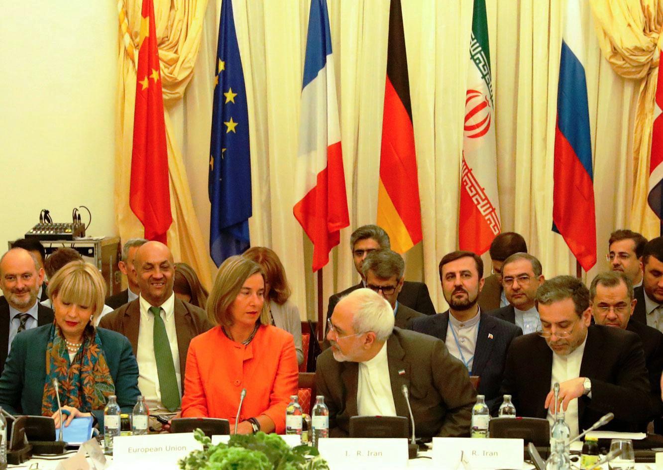 وزير الخارجية الإيراني محمد جواد ظريف مع نظيرته الأوروبية فيديريكا موغريني