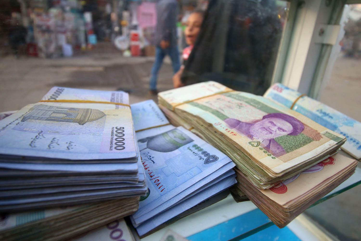 صرافون عراقيون في البصرة يعرضون العملة الإيرانية