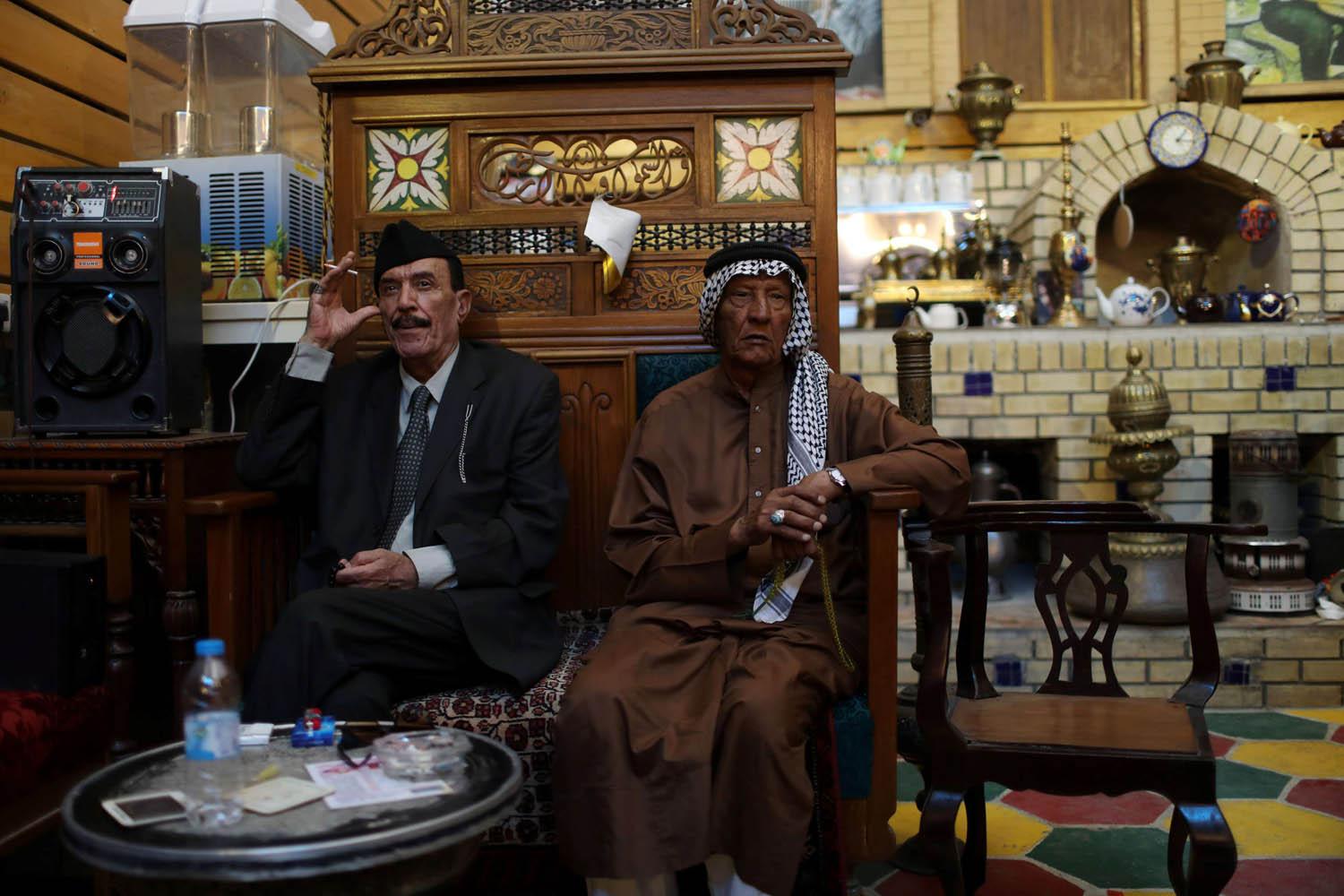 عراقيان يجلسان في مقهى في شارع المتنبي الثقافي في وسط بغداد