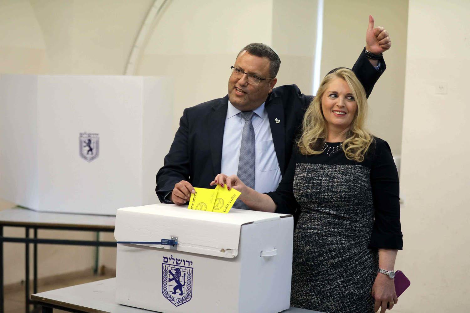 موشيه ليئون وزوجته يصوتان في الانتخابات البلدية للقدس