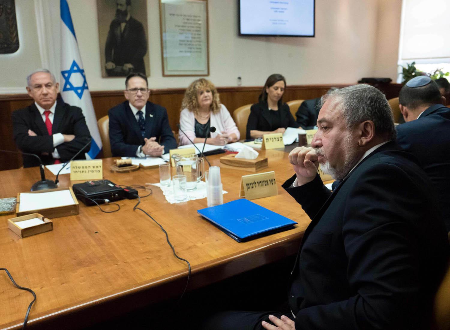 وزير الدفاع الاسرائيلي ليبرمان في اجتماع لمجلس الوزراء الإسرائيلي برئاسة نتنياهو