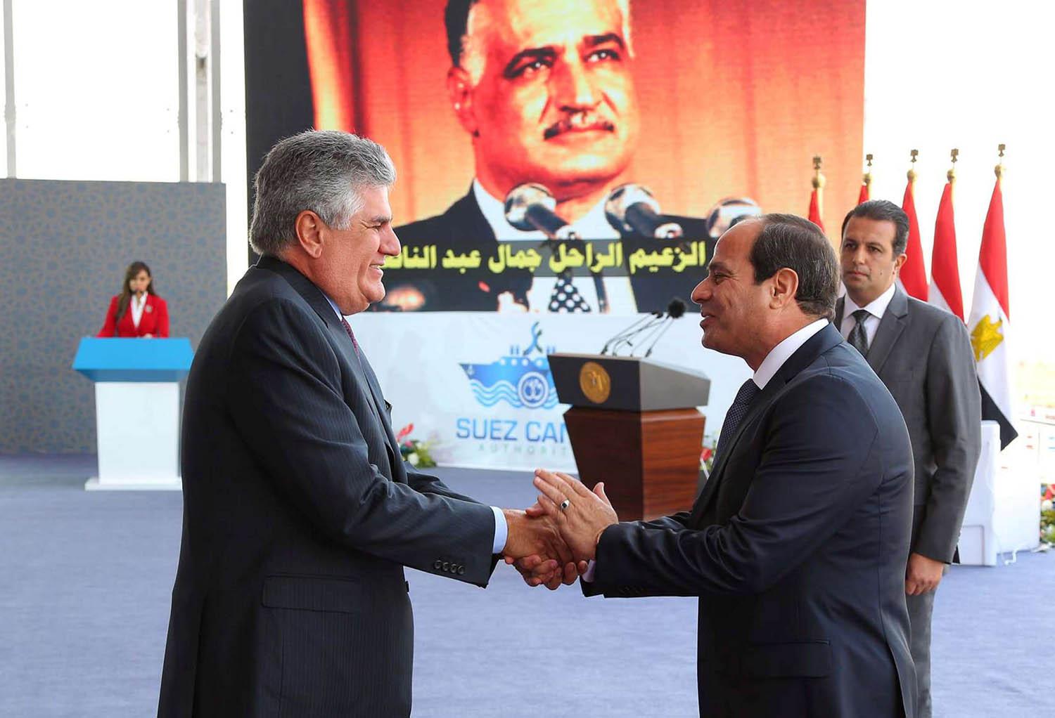 الرئيس المصري عبدالفتاح السيسي يصافح عبدالحكيم ناصر ابن الرئيس المصري الراحل جمال عبدالناصر