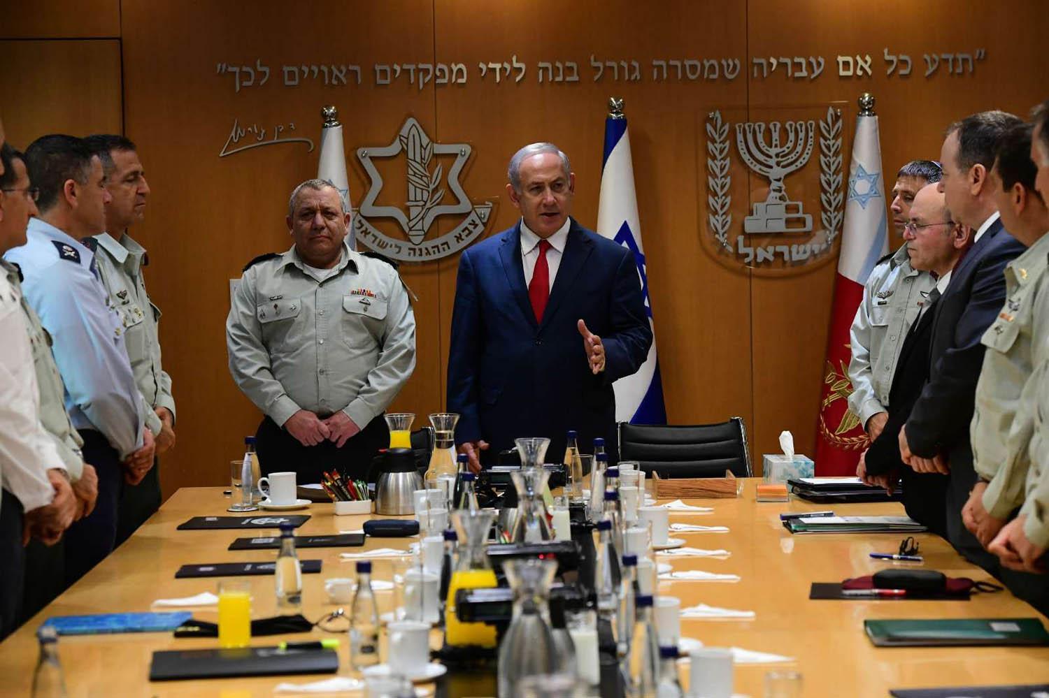 رئيس الوزراء الإسرائيلي بنيامين نتنياهو يجتمع مع قادة الجيش