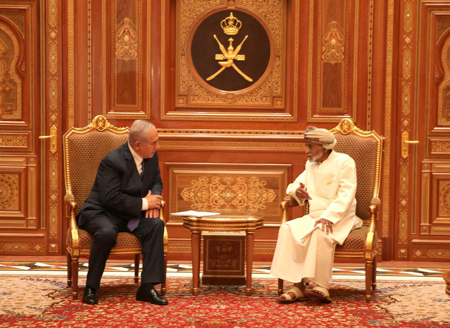 السلطان قابوس يتحدث لرئيس الوزراء الإسرائيلي بنيامين نتنياهو