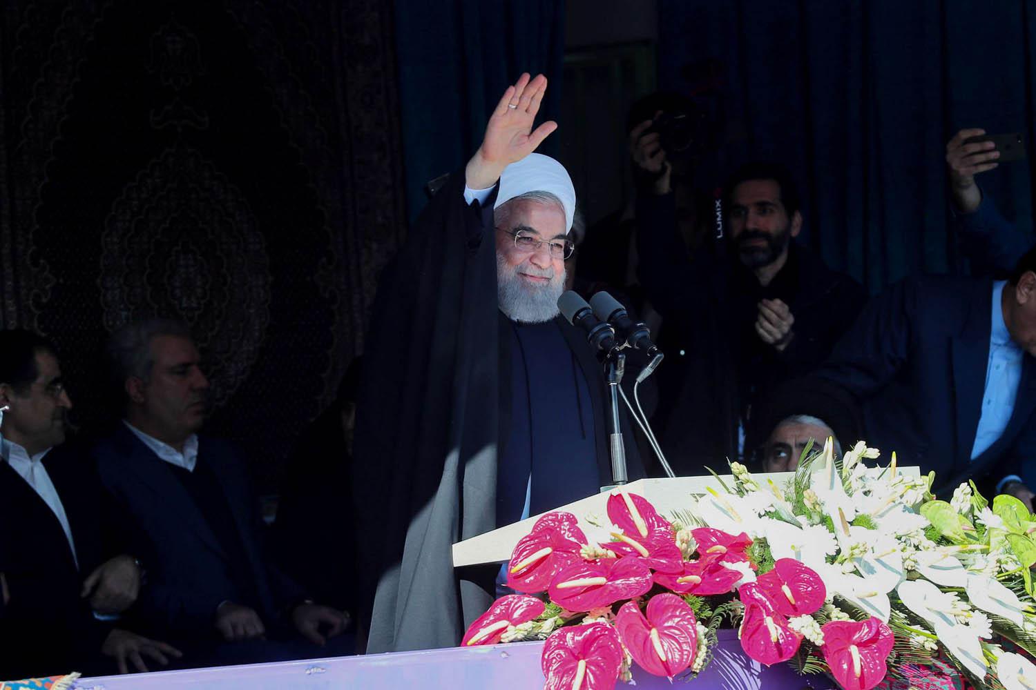الرئيس الإيراني حسن روحاني يلوح بيده