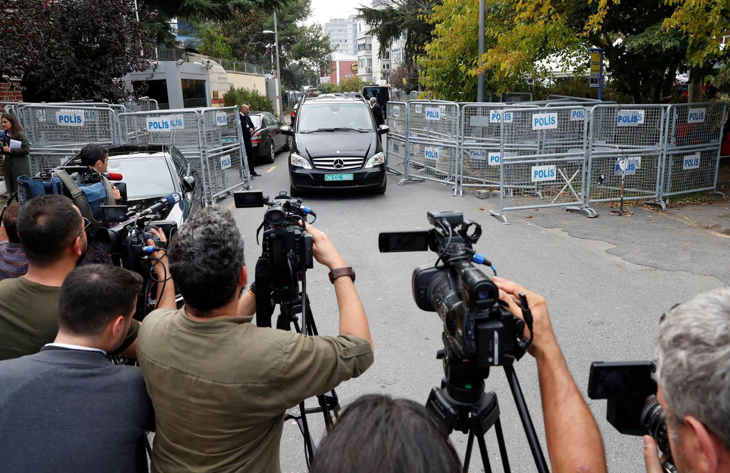صحفيون يتجمعون عند مدخل القنصلية السعودية في اسطنبول