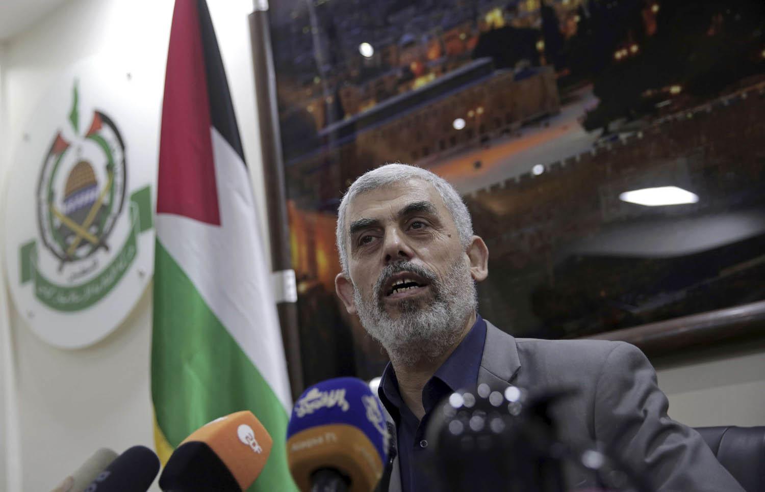 رئيس حماس في غزة يحيى السنوار يتحدث إلى ناشطين من تنظيمه