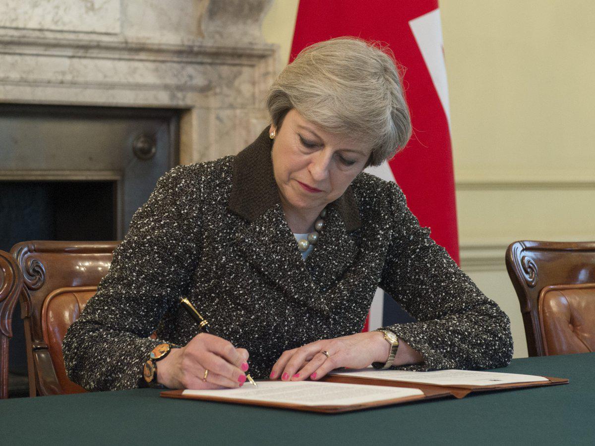 رئيسة الوزراء البريطانية تيريزا ماي لا تزال أمامها معارك داخلية رغم مشروع الاتفاق حول بريكست