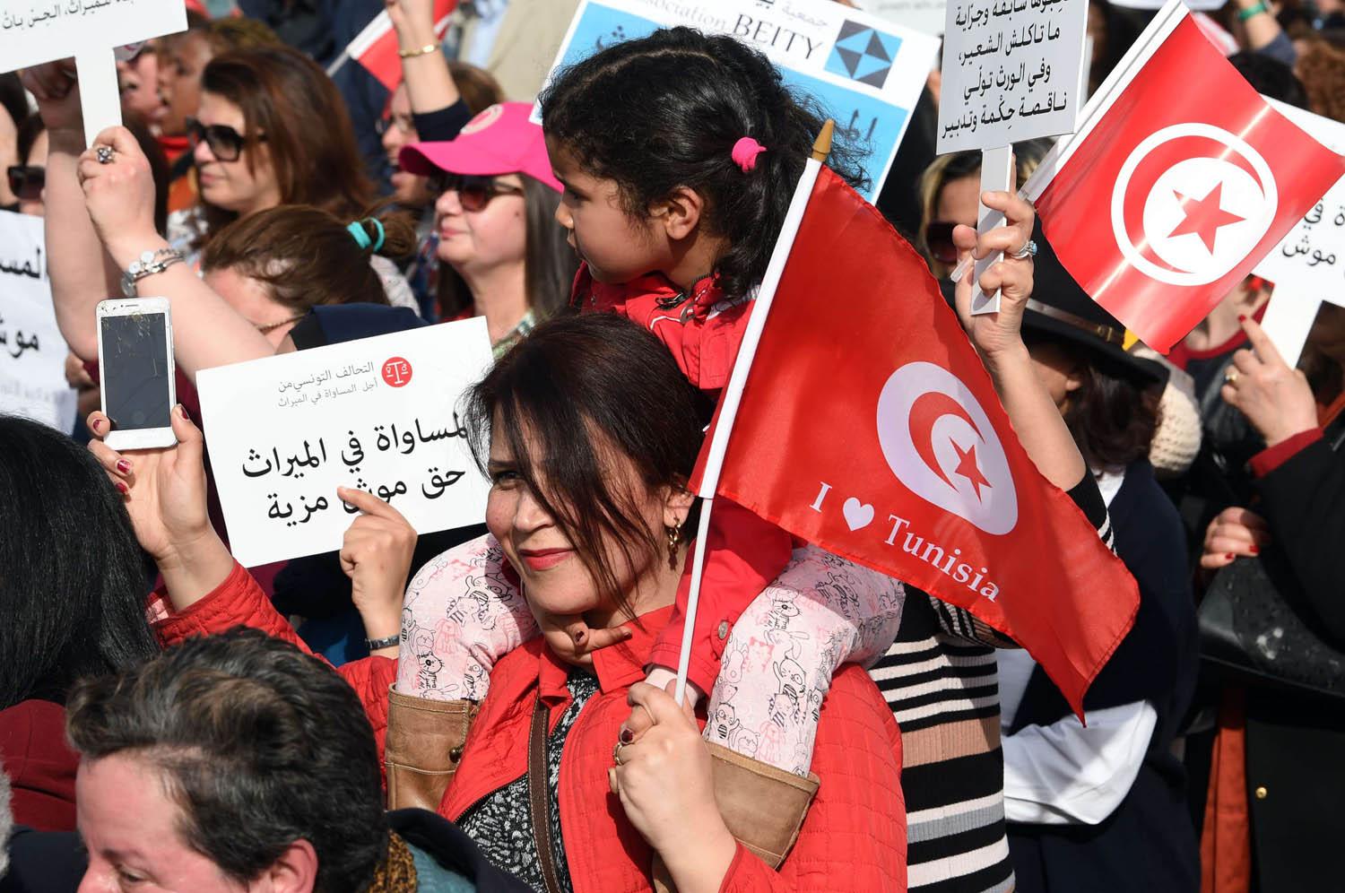تونسيات يتظاهرن تأييدا لقانون المساواة بالميراث