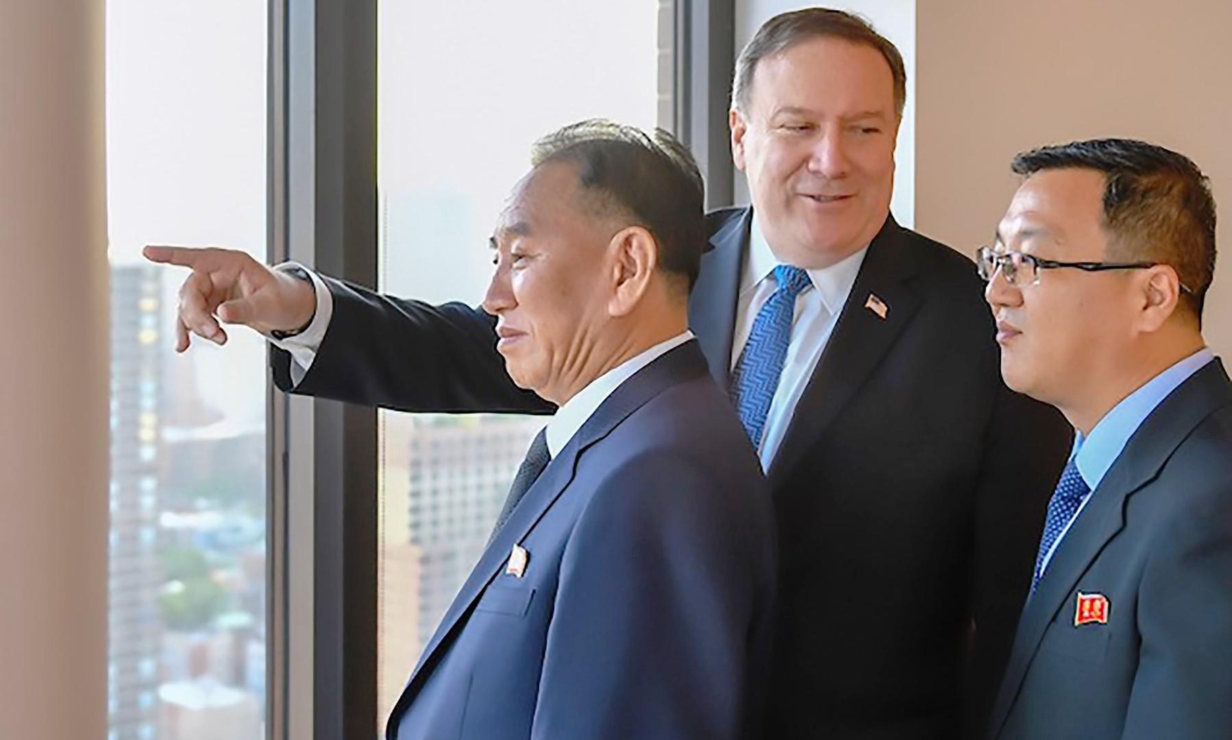 وزير الخارجية الأميركي مايك بومبيو مع الجنرال كيم يونغ-شول 