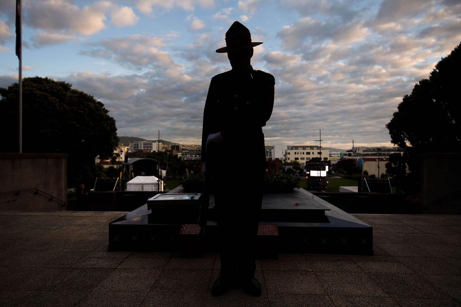 جندي نيوزيلندي يشارك في احتفالية مئوية نهاية الحرب العالمية الأولى