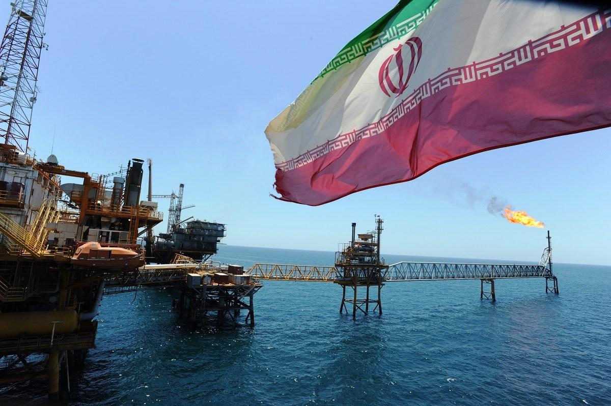 قطاع النفط الإيراني يتلقى ضربات متتالية