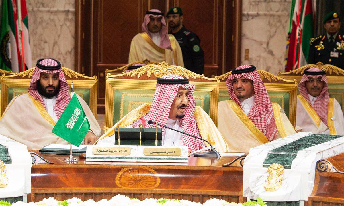 العاهل السعودي الملك سلمان بن عبدالعزيز وإلى جانبه ولي العهد الأمير محمد بن سلمان