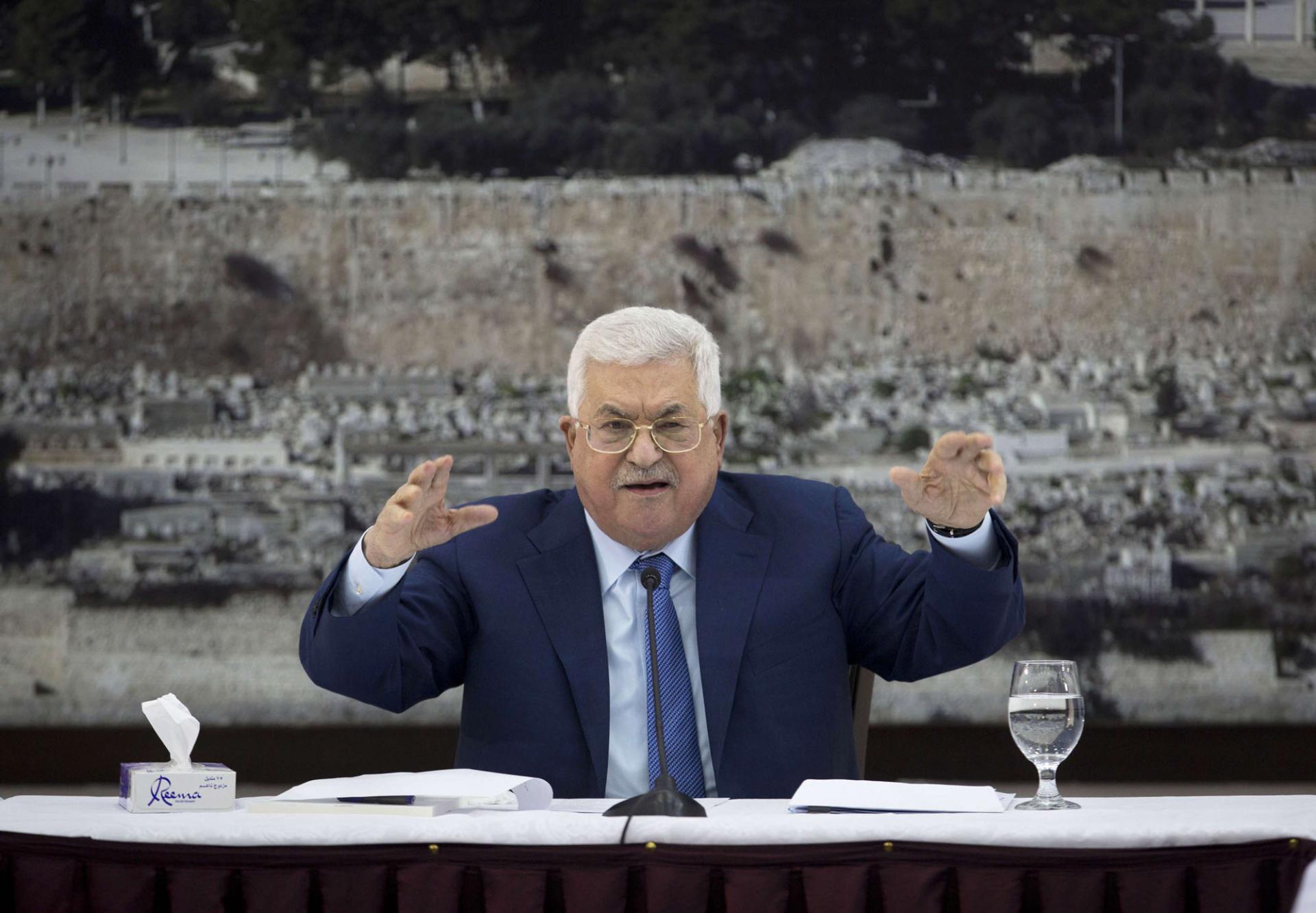 عباس يكثف الضغط على حماس