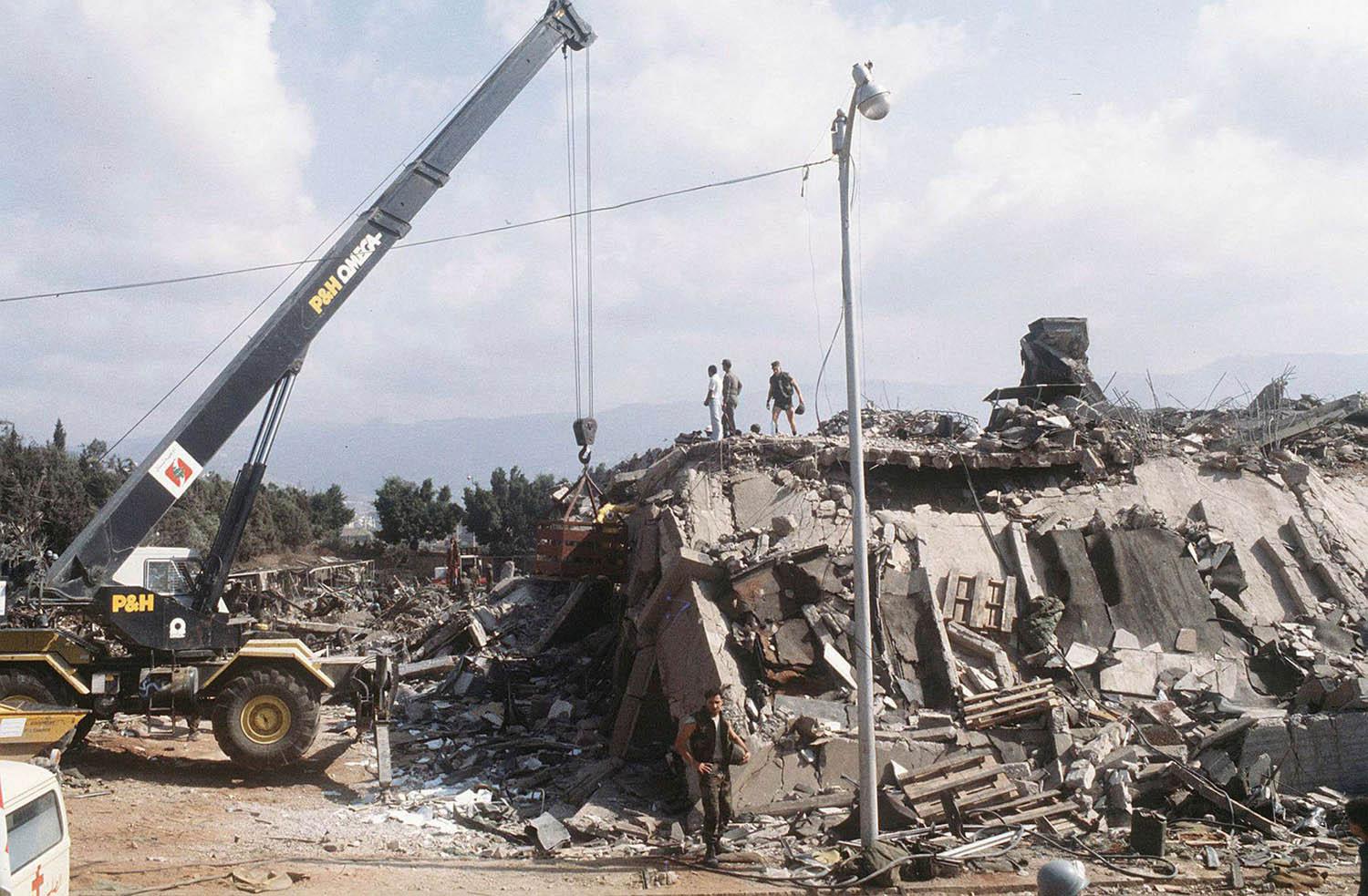 رافعة ترفع انقاضا من مبنى المارينز في بيروت بعد تفجيره عام 1983