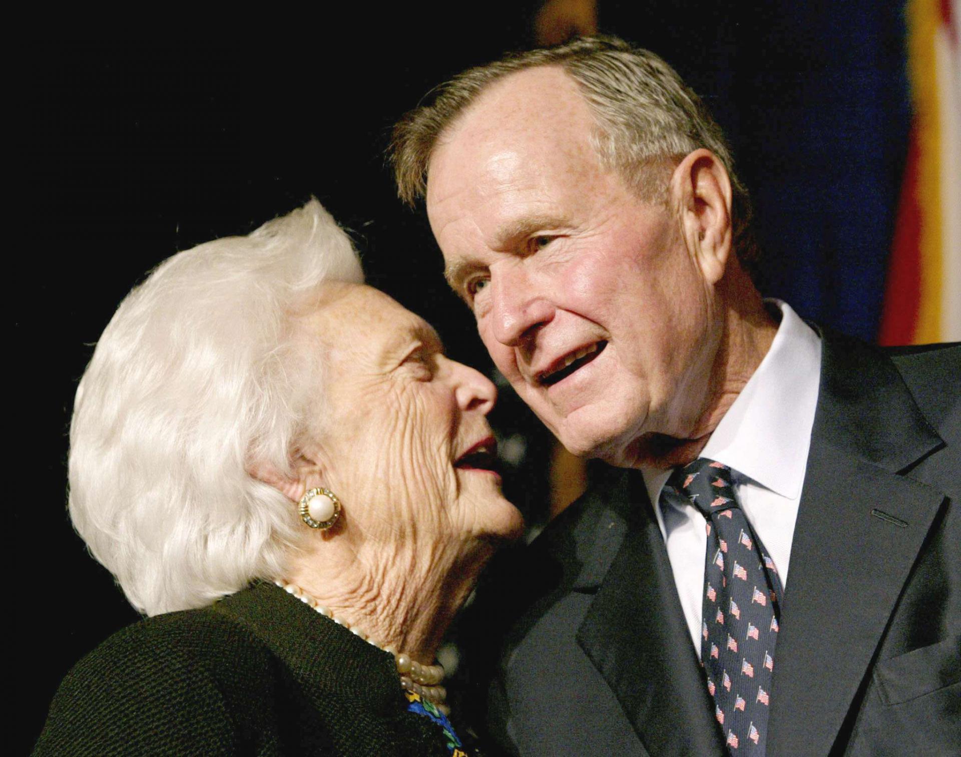 بوش يلحق بزوجته باربرا بعد ستة اشهر من وفاتها