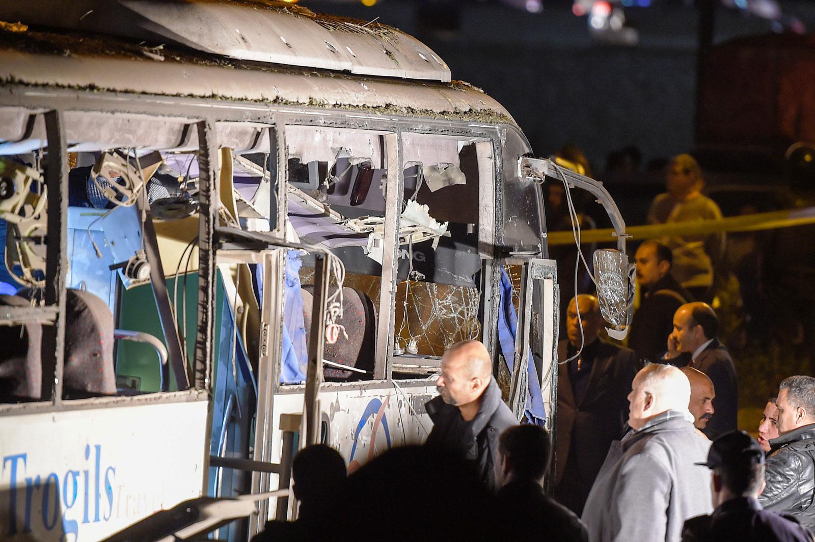 اثار الهجوم على الحافلة السياحية