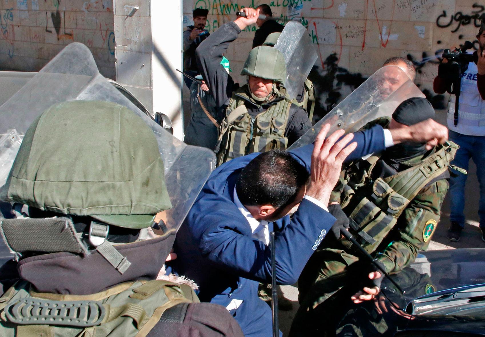 الشرطة الفلسطينية تستخدم الهروات في تفريق مظاهرة لأنصار حماس في الضفة