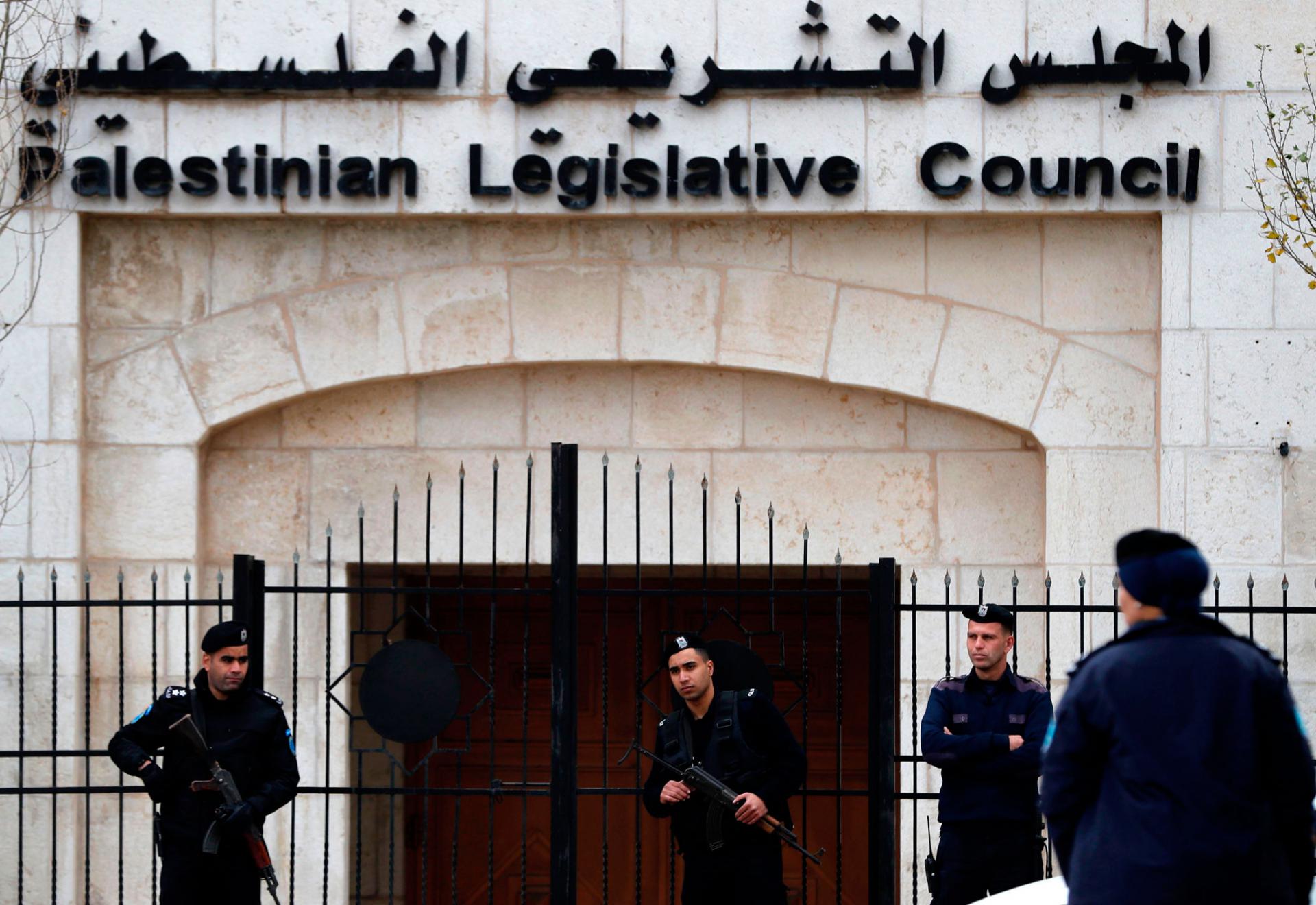 عناصر من الشرطة الفلسطينية أمام مبنى المجلس التشريعي