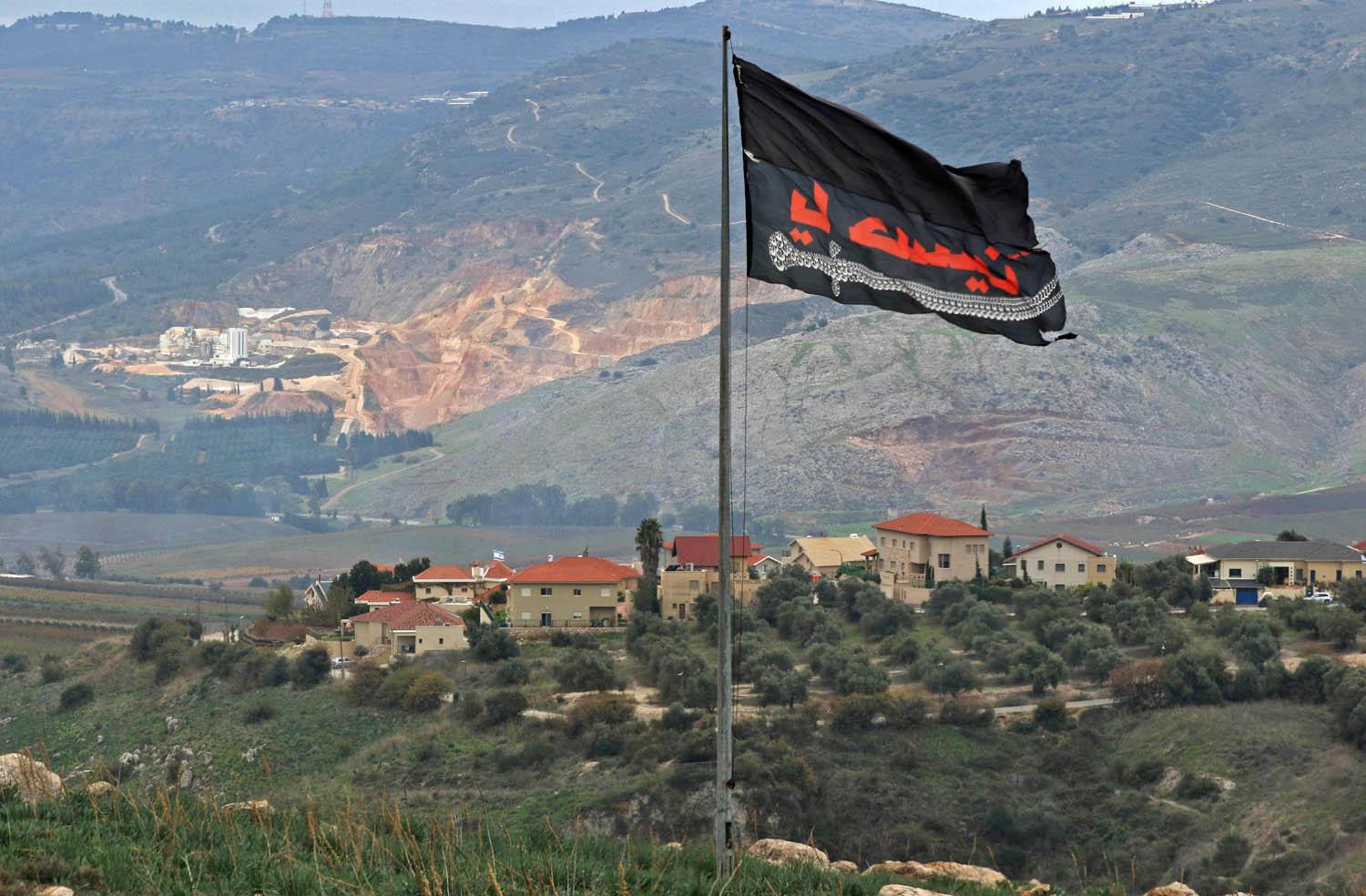 راية لحزب الله بالقرب من الحدود الإسرائيلية