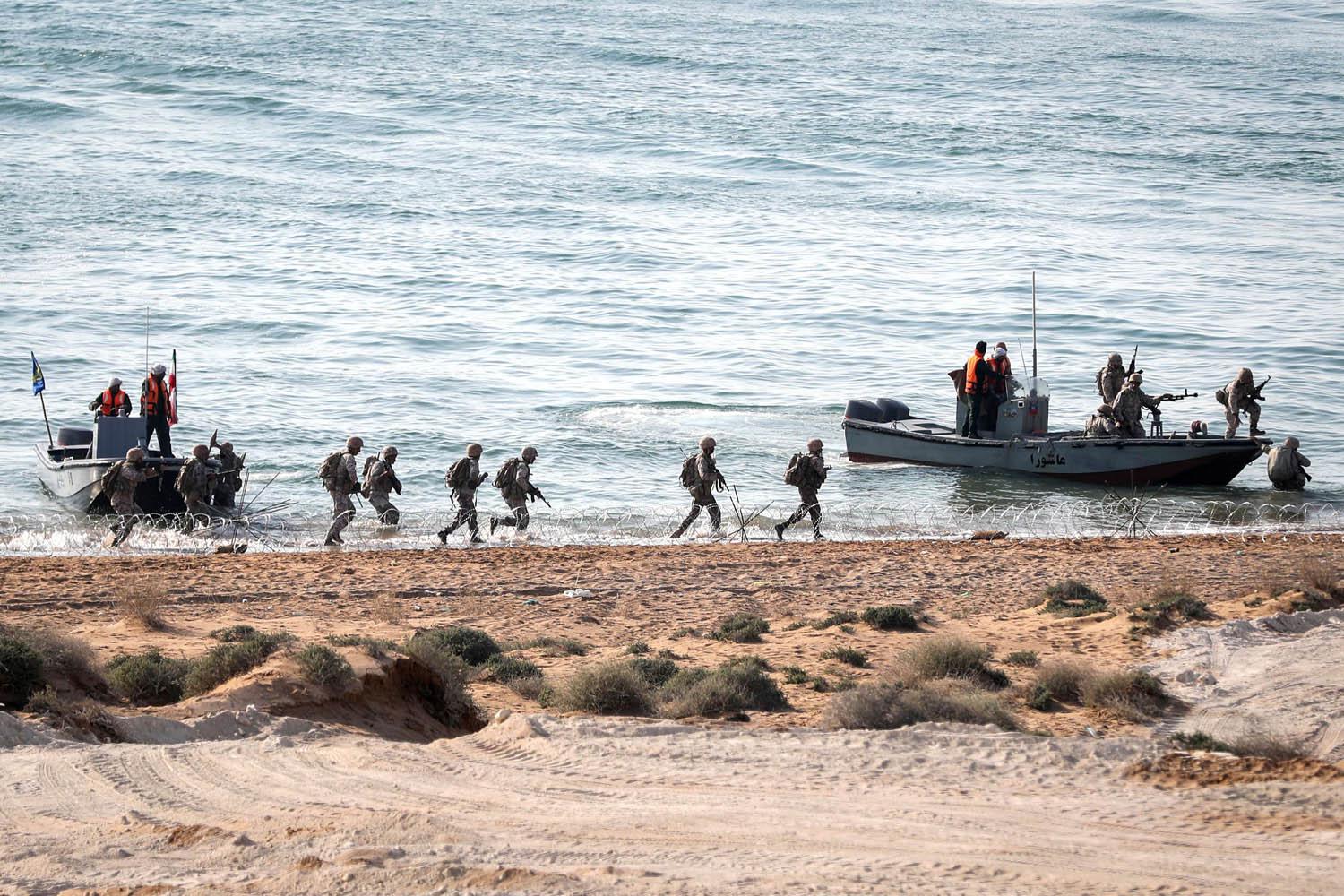 الحرس الثوري الإيراني يجري مناورات للإنزال البحري