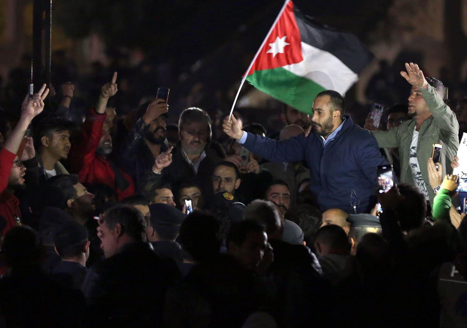 متظاهرون ضد قانون الضريبة في الأردن