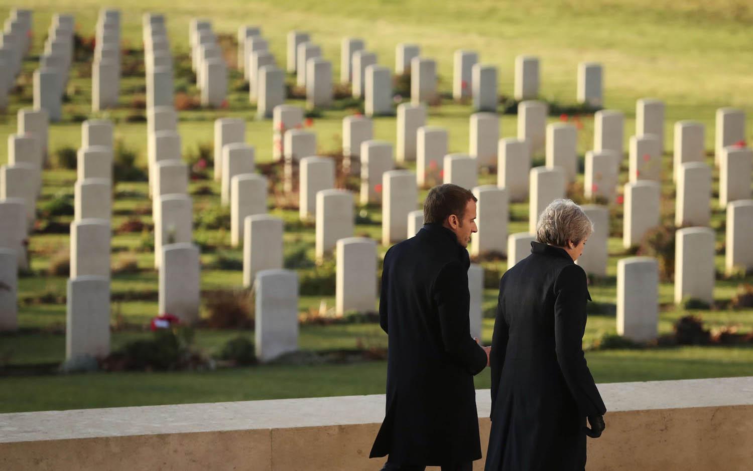 رئيسة الوزراء البريطانية تريزا ماي والرئيس الفرنسي ايمانويل ماكرون خلال حفل تأبين قتلى الحرب العالمية الأولى