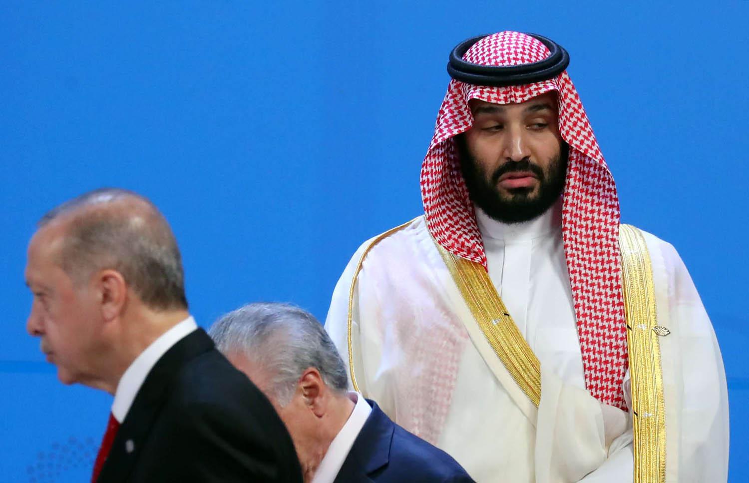 ولي العهد السعودي الأمير محمد بن سلمان يشيح ببصره عن الرئيس التركي رجب طيب أردوغان