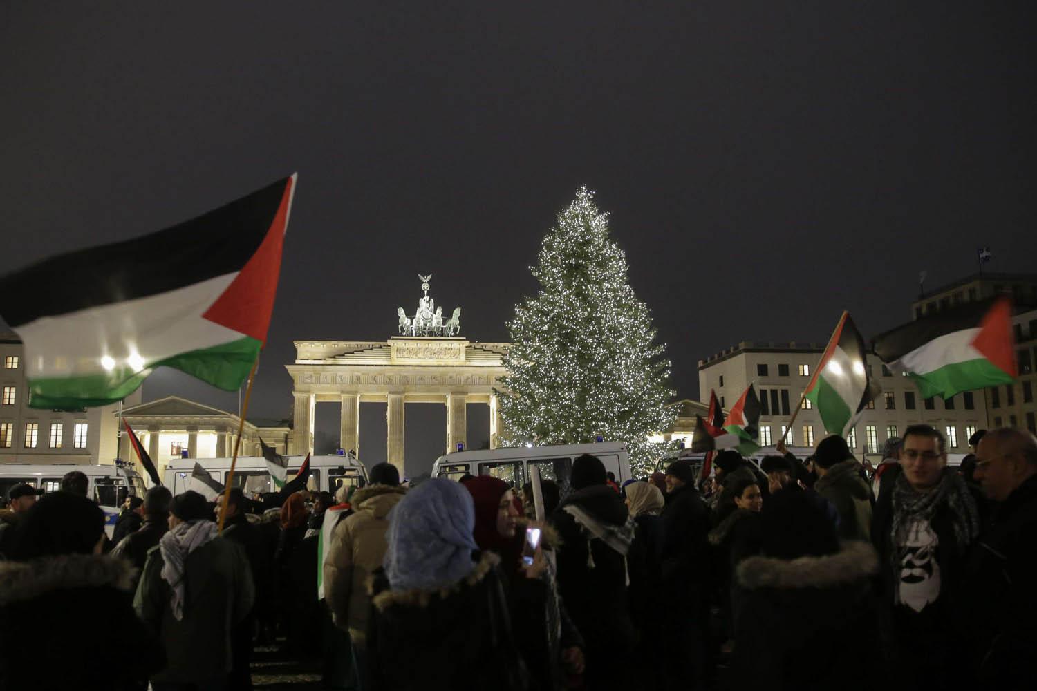 فلسطينيون يتجمعون عند بوابة براندنبيرغ في برلين