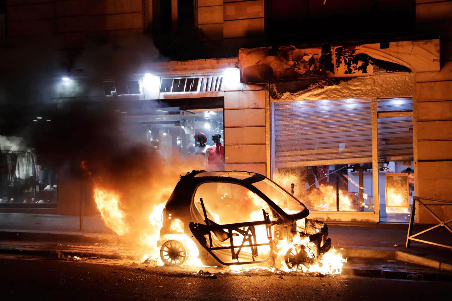 سيارة تحترق بالقرب من مقر مجلس مدينة باريس
