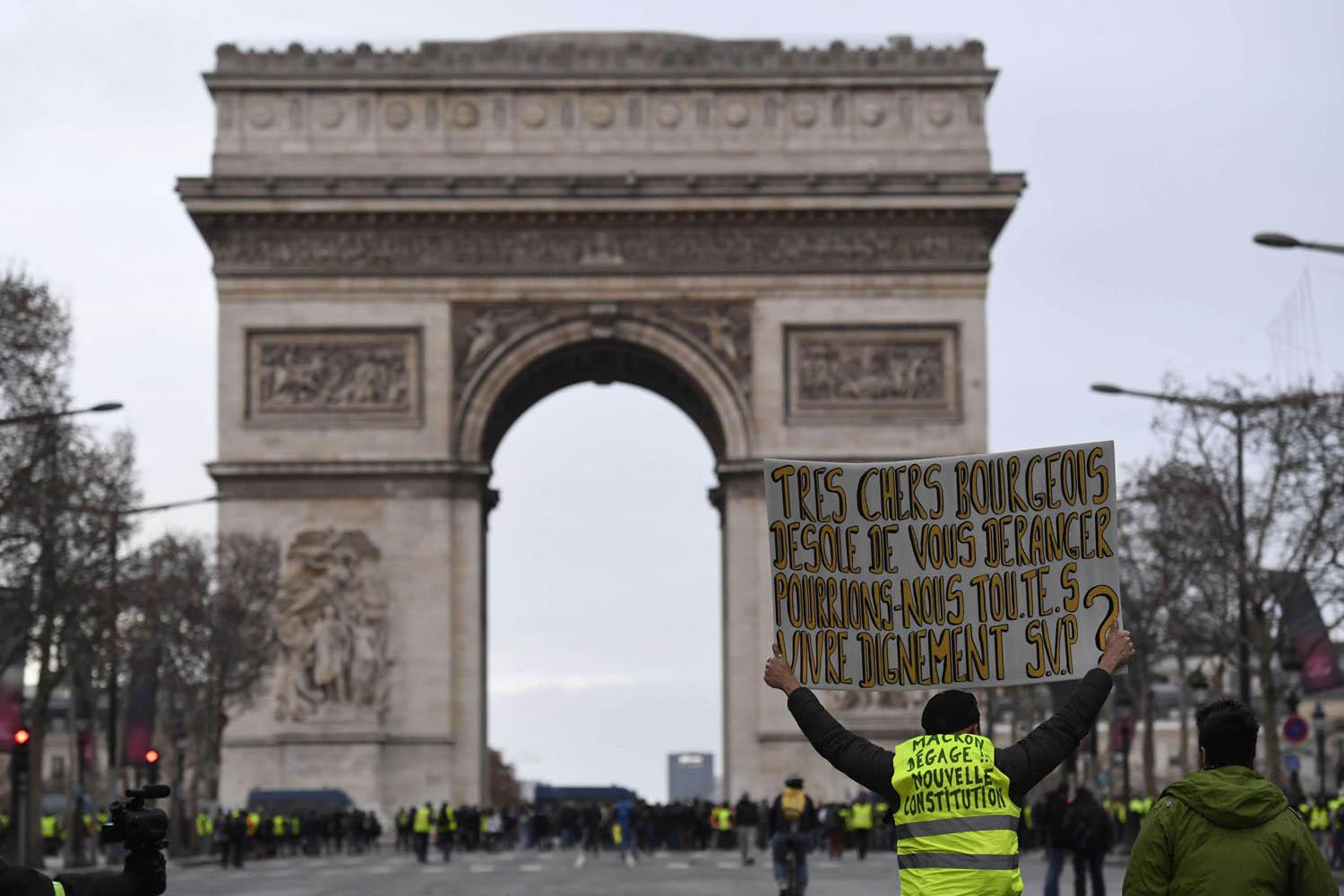متظاهر فرنسي من أصحاب السترات الصفراء أمام قوس النصر في باريس