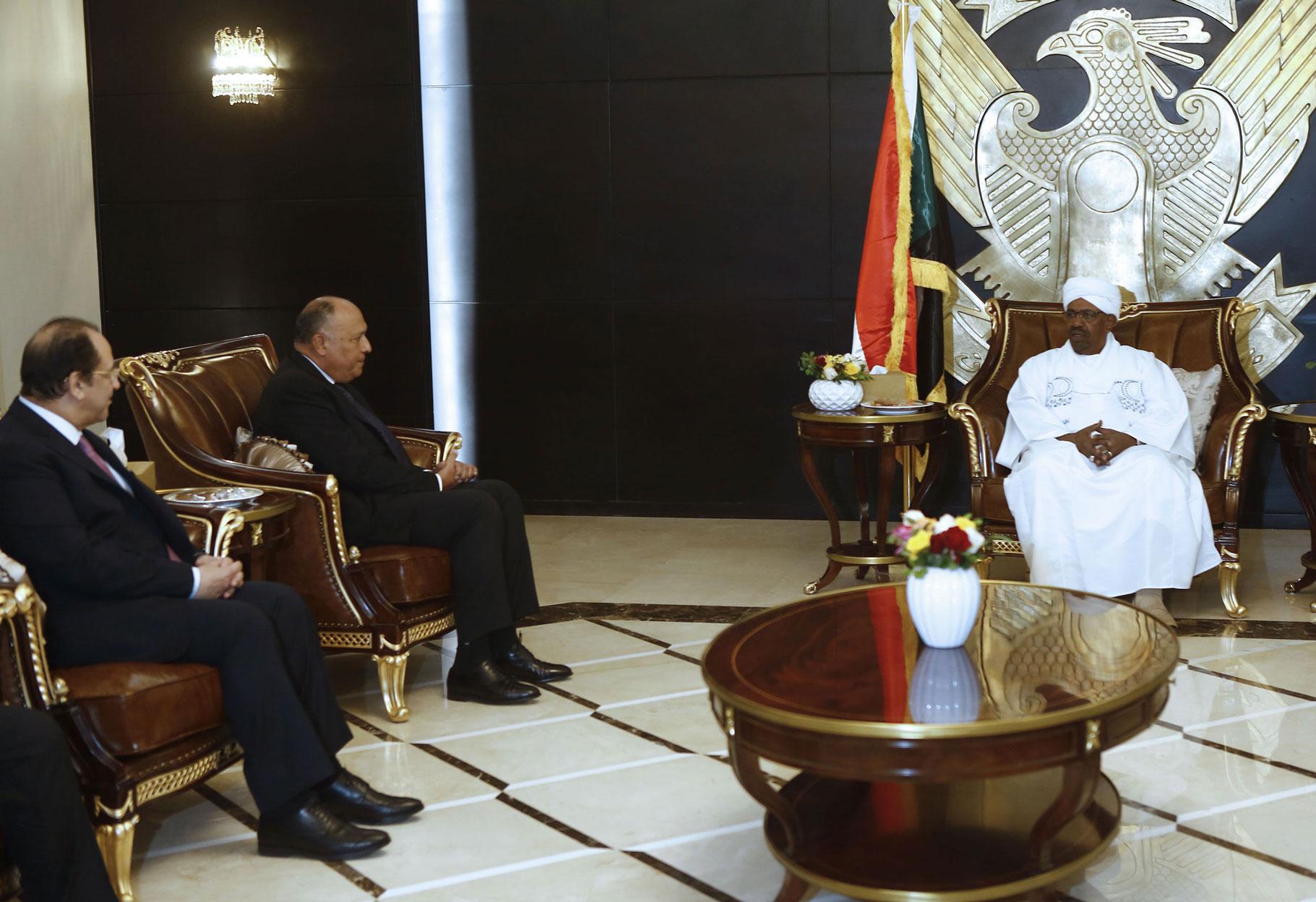 الرئيس السوداني عمر البشير التقى بوزير الخارجية المصري سامح شكري ومدير المخابرات المصرية