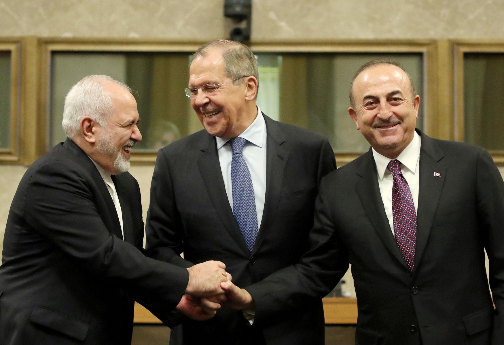 وزراء خارجية تركيا تشاوش أوغلو والروسي سيرغي لافروف والإيراني جواد ظريف